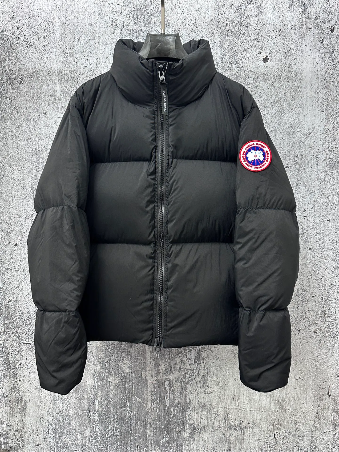 P840 【Canada gooes】Large Goose Sleeve Stand Collar Down Jacket Lawrence down jacket provides basic protection for daily adventures. Delicately soft fabric, this is a water-repellent fabric that is soft to the touch yet durable. Filled with extremely fluffy white duck down. This piece has a quilted body and structured down. Padded collar and reflective double-stripe grip tape. Extended hem and tucked-in inner rib-knit cuffs. Size: XS-2XL